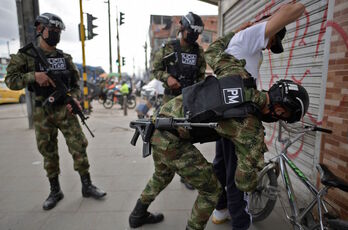 Patrulla de la Policía Militar en Bogotá. (Raúl ARBOLEDA/AFP)