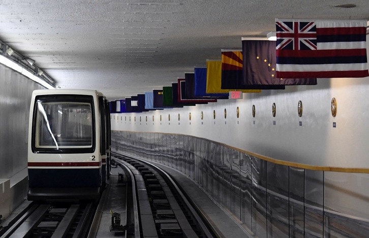 El Capitol Subway System es el tren que recorre los sótanos del Congreso de Estados Unidos. (Olivier DOULIERY/AFP)