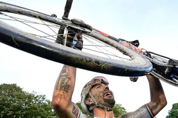 Colbrelli, garaipena ospatzen Roubaix-eko helmugara iristen azkarrena izan ostean. (Francois LO PRESTI / AFP)