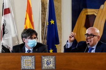 Carles Puigdemont y su abogado Gonzalo Boye se dirigen a los medios de comunicación durante una rueda de prensa celebrada este lunes en Alghero, Cerdeña. (Gianni BIDDAU/AFP)