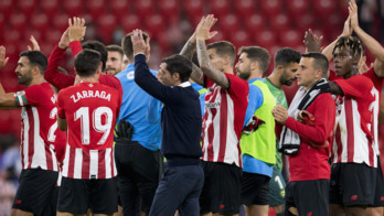 Marcelino con los jugadores tras la victoria ante el Alavés. (@AthleticClub)