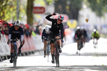 Pieters alza el brazo tras imponerse al sprint en la segunda etapa. (THE WOMEN´S TOUR)