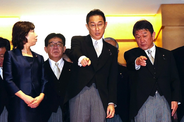 El nuevo primer ministro, Fumio Kishida, junto al titular de Exteriores, Toshimitsu Motegi. (YOSHIKAZU TSUNO-AFP) 