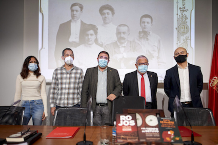 Autores del libro posan junto al presidente del Parlamento navarro y de Osasuna. (Iñigo URIZ/FOKU)