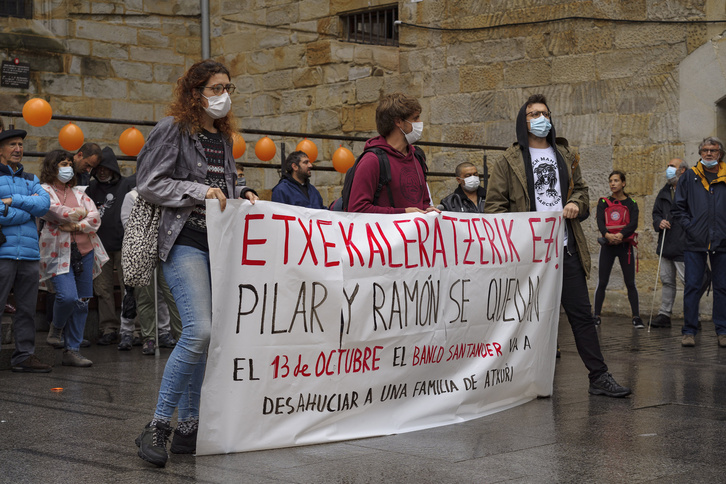 Concentración contra el desahucio de una familia en Atxuri. (Aritz LOIOLA/FOKU)