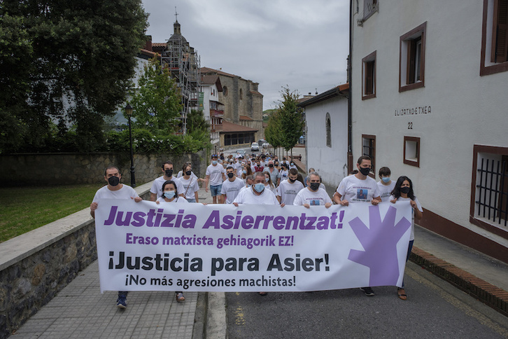 Manifestación en Urnieta en protesta por la agresión que supuso la muerte de Asier Niebla. (Jon URBE/FOKU)