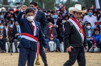 El cesado primer miinistro Guido Bellido alza el puño junto al presidente, Pedro Castillo. (Ernesto BENAVIDES/AFP)