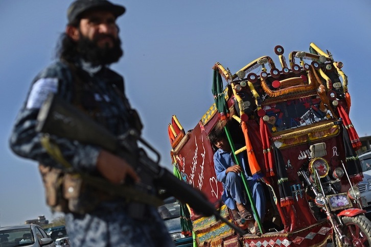 Un policía talibán en un control en Kabul. (Wakil KOHSAR/AFP)