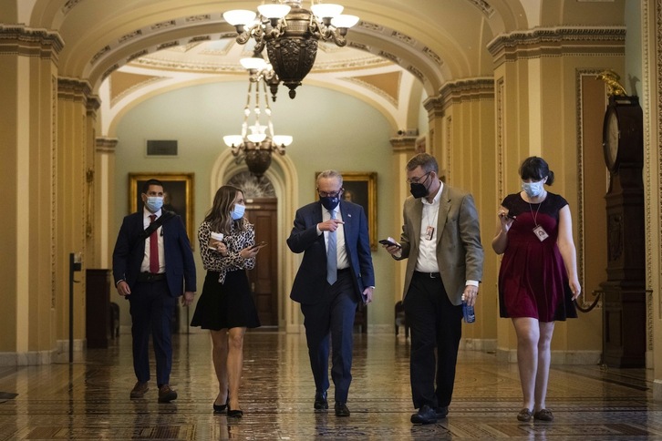 El líder de los demócratas en el Senado, Chuck Schumer, en el centro de la imagen, ha anunciado el acuerdo para evitar el impago de la deuda nacional de EEUU. (Drew ANGERER/AFP) 