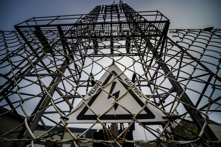 Una torre de alta tensión en Hernani. (Jon URBE/FOKU)