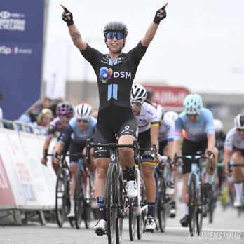 Lorena Wiebes ha vuelto a levantar los brazos tras ganar de nuevo al sprint. (THE WOMEN'S TOUR)