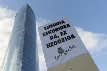 Protesta ante la torre de Iberdrola en Bilbo contra el aumento del precio de la luz. (Monika DEL VALLE/FOKU)