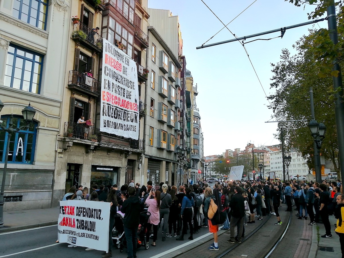 Denuncian un riesgo de desahucio en la calle de la Ribera, en Bilbo. (Asier ROBLES)