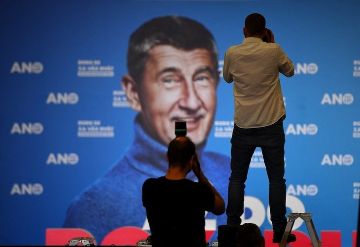 Panel electoral del primer ministro y magnate checo.(Joe KLAMAR/AFP) 