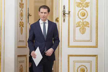 Sebastian Kurz, a su llegada a la comparecencia en la que ha anunciado su dimisión. (Georg HOCHMUTH/APA/AFP)