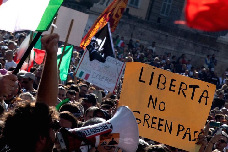 Manifestantes protestando contra el pasaporte covid. (Tiziana FABI/AFP)