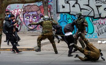 Carga policial en la que murió la abogada Denisse Cortez. (Martin BERNETTI / AFP)