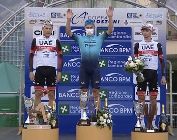 Lutsenko (centro) junto a Trentin (izquierda) y Covi (derecha) en el podium de Copa Agostoni. (@ASTANAPREMTECH)