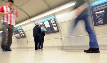 Imagen tomada en el metro de la capital vizcaina. (Jon HERNAEZ / FOKU)