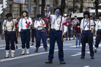 Marcha de Alarde Antifaxitas en las calles de Bilbo. (Monika DEL VALLE / FOKU)