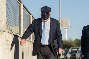 El comisario de la Policía española José Manuel Villarejo, llegando a la Audiencia Nacional, donde afronta su primer juicio por efectuar tareas de espionaje con recursos públicos. (Alberto ORTEGA/EUROPA PRESS)