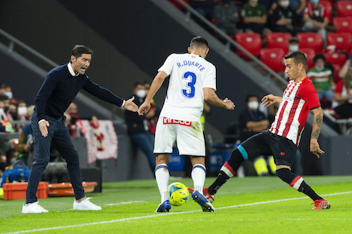 Duarte –de espaldas– trata de arrebatarle una pelota a Berenguer en el último derbi disputado en San Mamés. (Monika DEL VALLE/FOKU)