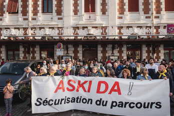 Atzo gertaturiko istripu hilgarria azkena izan dadin engaiamendua galdetu dute herritarrek Donibane Lohizunen. (Guillaume FAUVEAU)