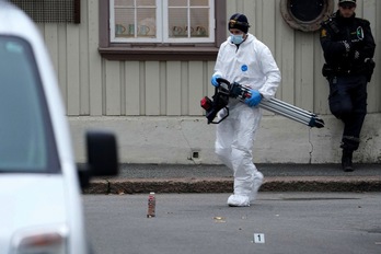 Investigan el escenario del ataque. (TERJE BENDIKSBY-AFP)