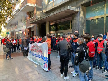 Concentración de trabajadores de Petronor este jueves en Bilbo ante Inspección de Trabajo. (NAIZ)