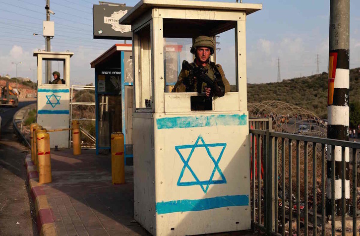 Un soldado israelí en un puesto militar junto a un asentamiento judío en Cisjordania.(Menahem KAHANA/AFP)