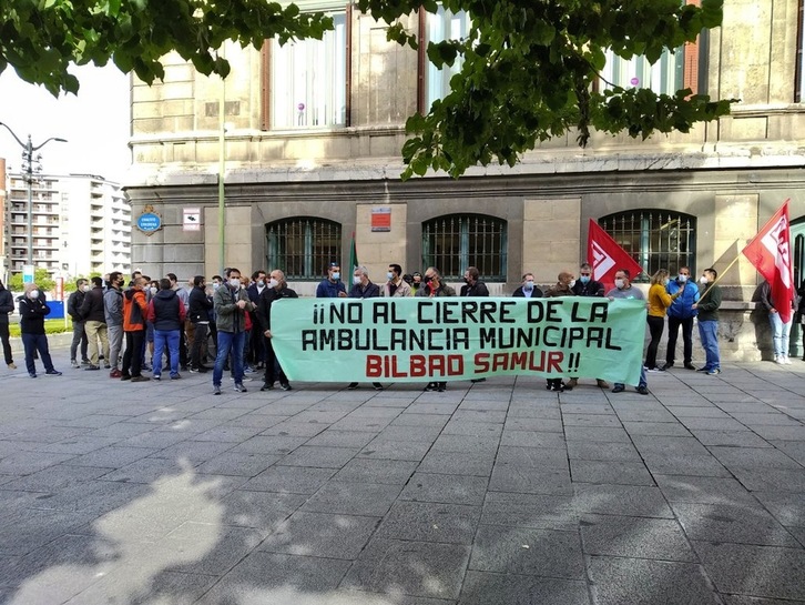 Concentración de los trabajadores del SAMUR contra el cierre del servicio. (SOSBilbaoSAMUR)