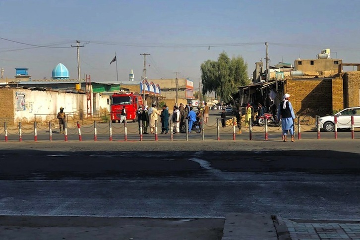 Talibanes cerca de la mezquita tras el ataque suicida. (JAVED TANVEER-AFP)