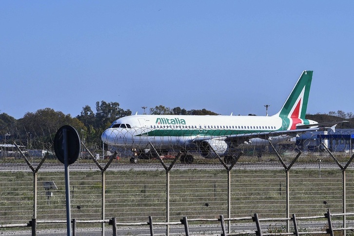 Un avión Airbus A320 de la nueva aerolínea italiana ITA, aún con los colores y el nombre de Alitalia, despega del aeropuerto de Fiumicino, el 15 de octubre de 2021 en Roma. (Andreas SOLARO/AFP)