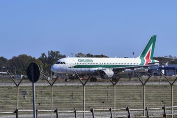 Un avión Airbus A320 de la nueva aerolínea italiana ITA, aún con los colores y el nombre de Alitalia, despega del aeropuerto de Fiumicimo, el 15 de octubre de 2021 en Roma. (Andreas SOLARO/AFP)