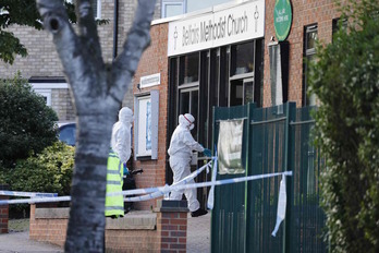 Forenses acceden al templo donde han ocurrido los hechos. (Tolga AKMEN/AFP)