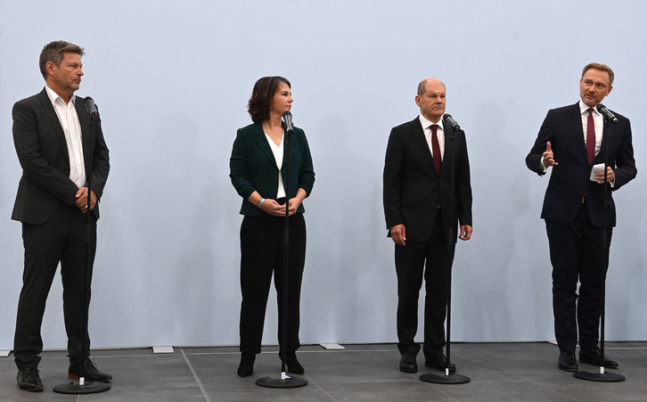 Robert Habeck y Annalena Baerbock, de los Verdes; Olaf Scholz, del SPD; y Christian Lindner, de los liberales. (Christof STACHE/AFP)