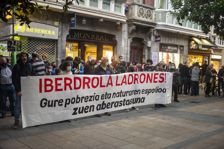 Concentración ante una de las oficinas de Iberdrola en Gasteiz. (Jaizki FONTANEDA/FOKU)