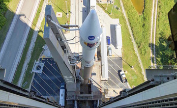 El cohete Atlas 5 con el módulo Lucy en Cabo Cañaveral. (Bill INGALS-NASA/AFP)