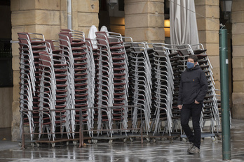 Donostiako Bulebarreko terraza bateko aulkiak. (Juan Carlos RUIZ/FOKU)