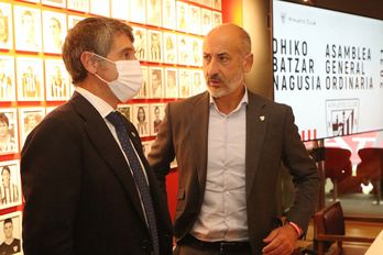 El presidente Aitor Elizegi con el contador Jon Ander de las Fuentes en el desayuno informativo en el que presentaron los presupuestos. (Oskar MATXIN / FOKU). (