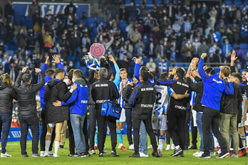Imanol levanta la Copa tras el partido en la noche que reflejó la conexión entre el equipo y su afición. (Jon URBE/FOKU)