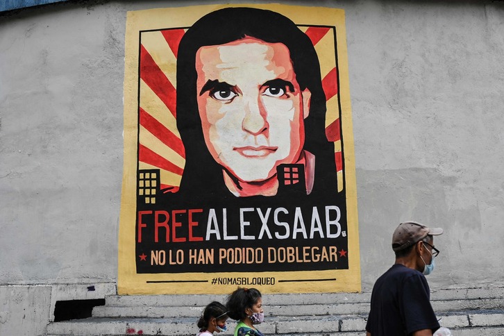 Un cartel en Caracas apoya al diplomático Álex Saab. (Yuri CORTEZ/AFP)
