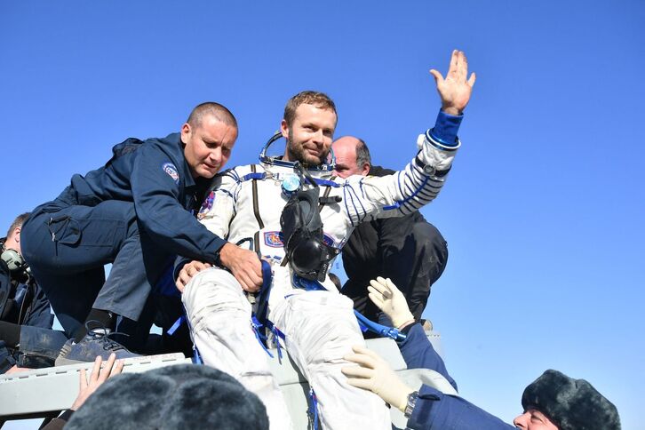 El director de cine ruso Klim Shipenko saluda después del aterrizaje de la cápsula espacial Soyuz MS-18 en un área remota al sureste de Kazajistán. (AFP)