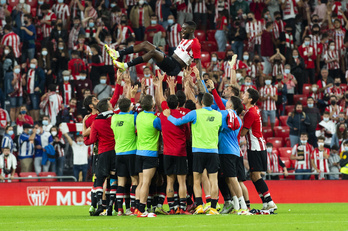 Jugadores del Athletic celebran el récord de partidos batido por Williams. (Monika DEL VALLE / FOKU)