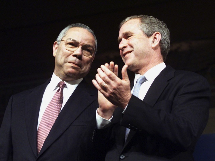 Colin Powell con el entonces candidato a la presidencia de los Estados Unidos, George W. Bush, en octubre del 2000. (Paul BUCK/AFP)