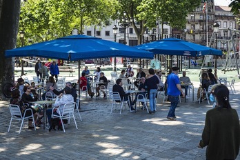 Terrazaa ampliada en el Arenal de Bilbo. (Aritz LOIOLA/FOKU)