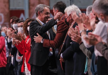 Zapatero se prepara para abrazar a Sánchez en presencia de González. (Rober SOLSONA/EUROPA PRESS)