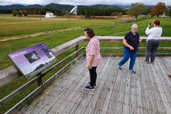 Turistas sacan fotos con sus móviles al observatorio astronómico de Green Bank, aunque tendrán que esperar para poder enviarlas. ( ROBERTO SCHMIDT / AFP)