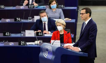 El prime ministro polaco, Mateusz Morawiecki, habla en el Parlamento Europeo ante la presidenta de la Comisión, Ursula Von der Leyen. (Ronald WITTECK/AFP)