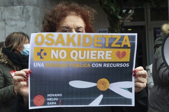 Una persona sostiene un cartel en una concentración anterior a favor de una educación pública de calidad. (Monika DEL VALLE/FOKU)